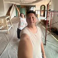 Seperti inilah potret rumah Ringgo dan Sabai yang sedang direnovasi. Mereka terlihat berpose di rumahnya yang sedang direnovasi. [Foto: instagram.com/sabaidieter]
