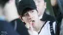 Baekhyun EXO mempunyai kebiasaan unik yaitu menggigiti jarinya di berbagai kesempatan. (Foto: koreaboo.com)