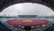 Para peserta mengangkat kain warna-warni untuk membentuk bendera Vietnam selama acara yoga massal di Stadion Nasional My Dinh di Hanoi pada 12 Agustus 2023. (Tien TUAN/AFP)