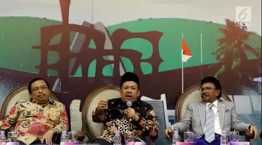 Wakil Ketua DPR Fahri Hamzah (tengah) bersama Wakil Ketua Komisi II Herman Khaeron (kiri) dan Anggota Komisi XI Johnny G Plate (kanan) saat diskusi Dialektika Demokrasi di Gedung Nusantara III, Jakarta, Kamis (4/10). (Liputan6.com/JohanTallo)
