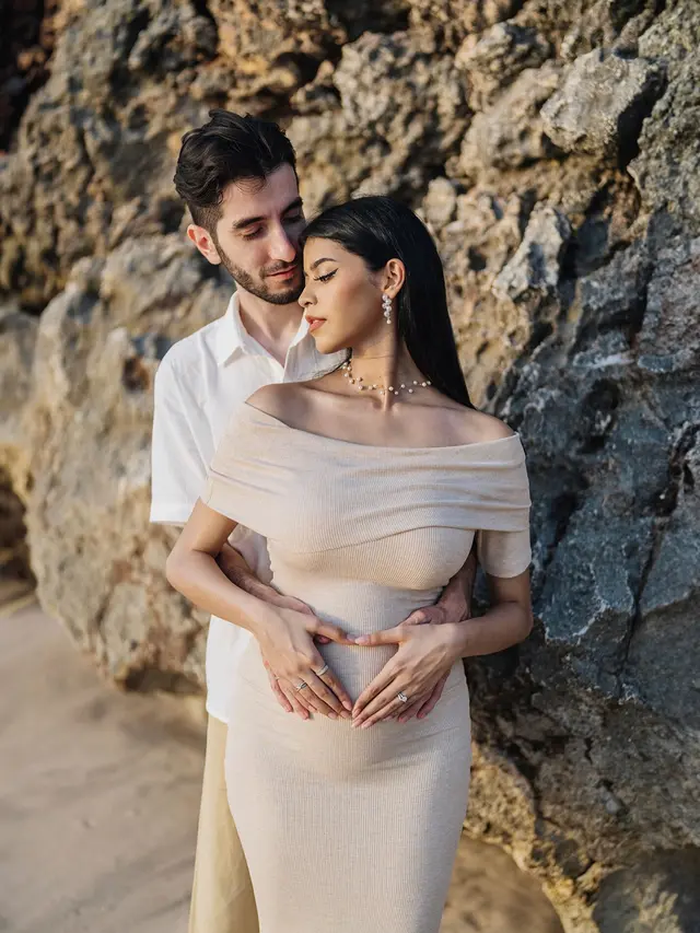 7 Potret Maternity Shoot Jharna Bhagwani di Kehamilan Pertama, Tampil Romantis di Pantai