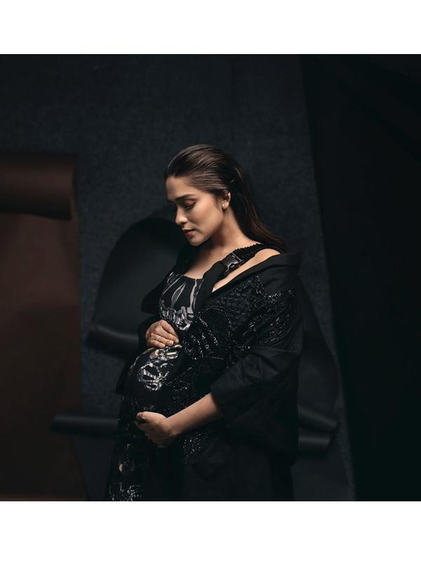 Maternity Shoot Yasmine Wildblood (Sumber: Instagram/babyaxioo/