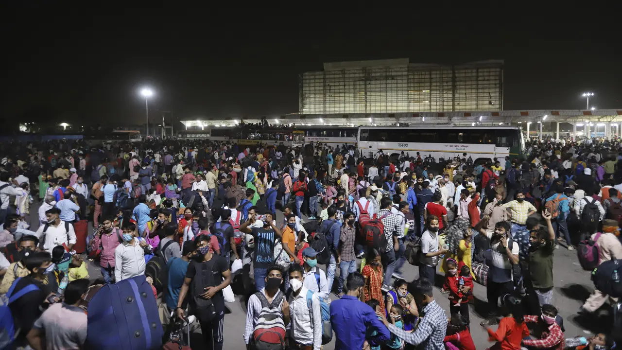FOTO: Kasus COVID-19 Meledak, New Delhi Berlakukan Lockdown