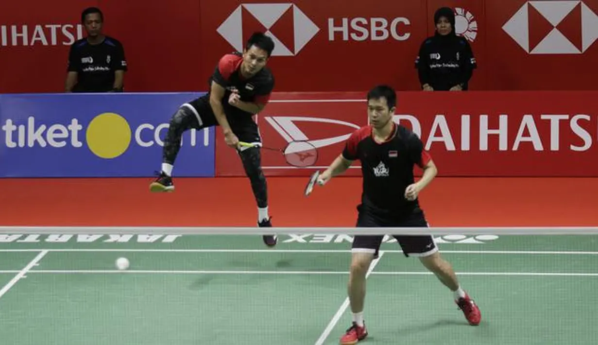 1. Mohammad Ahsan/Hendra Setiawan - Pasangan ganda putra Indonesia, Mohammad Ahsan/Hendra Setiawan telah dua kali menjuarai turnamen bulutangkis tertua di dunia, All England. The Daddies meraih gelar juara tersebut pada tahun 2014 dan 2019. (Bola.com/M Iqbal Ichsan)