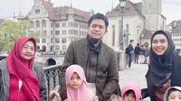 Kedekatan Oki Setiana Dewi dan ibunda selama di Swiss. (Sumber: Instagram/okisetianadewi)