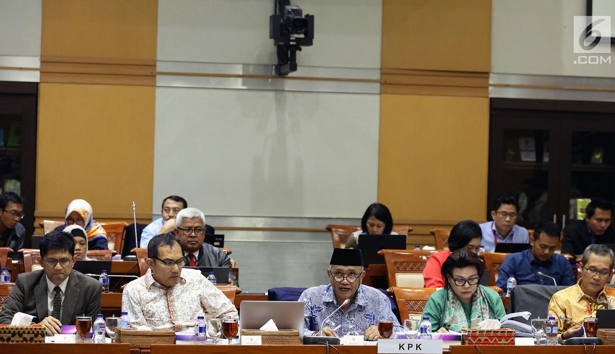 Pimpinan KPK Agus Rahardjo (tengah) memberi penjelasan saat mengikuti RDP dengan Komisi III DPR di Kompleks Parlemen, Senayan, Jakarta, Senin (11/9). (Liputan6.com/Johan Tallo)