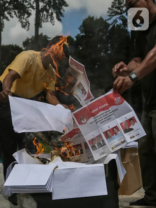 Pemusnahan disaksikan personel pengamanan dari unsur kepolisian dan TNI. (Liputan6.com/Angga Yuniar)