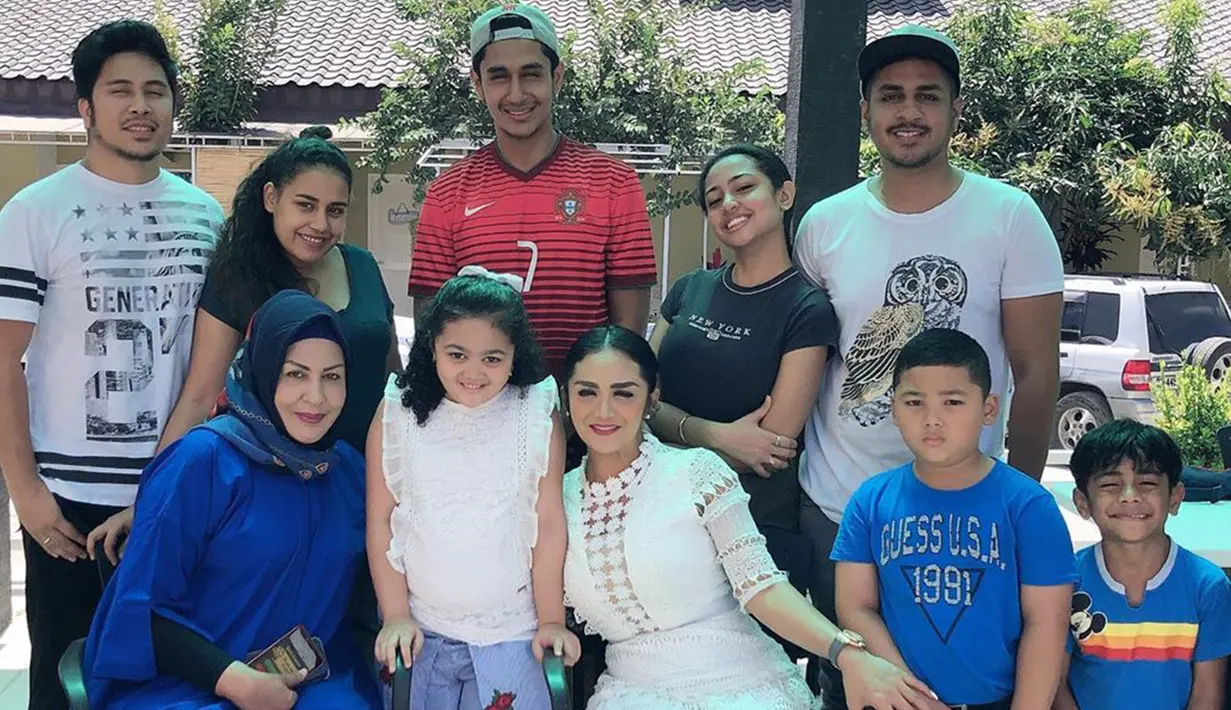 Tak hanya dekat dengan anak-anaknya saja, Krisdayanti juga menjalin hubungan baik dengan mantan istri Raul Lemos, Shechah Sagran. (Liputan6.com/IG/@krisdayantilemos)