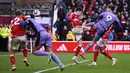 Pemain Liverpool, Darwin Nunez, mencetak gol ke gawang Nottingham Forest pada laga pekan ke-27 Premier League 2023/2024 di City Ground, Sabtu (2/3/2024). Liverpool menang dengan skor tipis 1-0. (AFP/Paul Ellis)