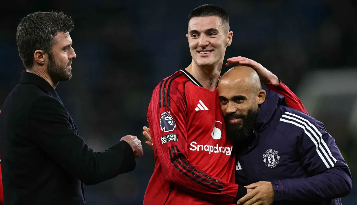 Hingga babak kedua berakhir, skor 0-1 tidak berubah dan Setan Merah pulang membawa poin penuh dari Merseyside. Tampak dalam foto, reaksi pelatih sementara Manchester United asal Inggris, Michael Carrick (kiri), saat striker Manchester United asal Slovenia bernomor punggung 30, Benjamin Sesko (tengah), merayakan kemenangan bersama gelandang Manchester United asal Kamerun, Bryan Mbeumo, setelah pertandingan pekan ke-27 Liga Primer Inggris 2025/2026 melawan Everton di Stadion Hill Dickinson, Liverpool, barat laut Inggris, Senin 23 Februari 2026 waktu setempat atau Selasa 24 Februari 2026 dini hari WIB. (Paul ELLIS/AFP)