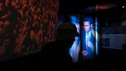 Pengunjung melintas di depan foto petinju legendaris Muhammad Ali di Muhammad Ali Center, Louisville, Kentucky (5/6). Muhammad Ali Center ini memiliki enam lantai dengan luas 8.988 meter persegi. (AFP PHOTO/Brendan Smialowski)