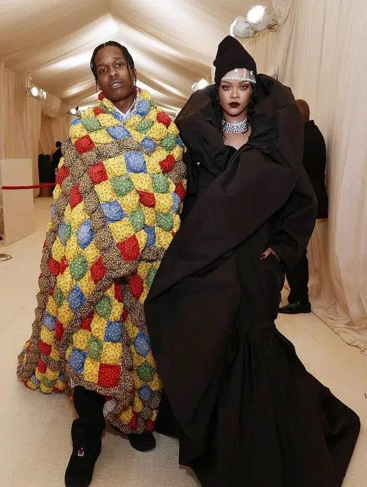 Kembar mengenakan baju ala ‘selimut’ di Met Gala 2021, rupanya Asap Rocky menggandeng Eli Russell Linnetz (ERL) untuk menciptakan tampilannya kali ini. (Foto: Instagram/ Asap Rocky)