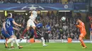 Striker AS Roma, Edin Dzeko, melepaskan sundulan ke gawang Chelsea pada laga Liga Champions di Stadion Stamford Bridge, Kamis (19/10/2017). Chelsea bermain imbang 3-3 dengan AS Roma. (AP/Glyn Kirk)