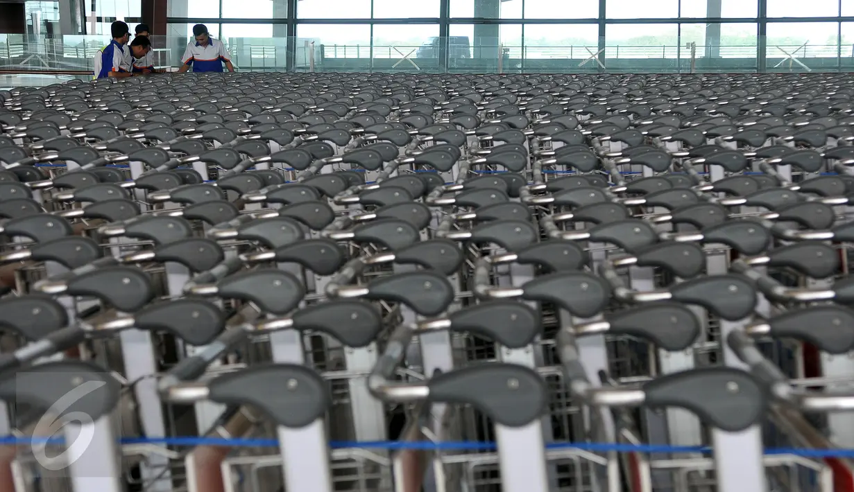 Petugas saat mengecek sejumlah troly yang tersedia di Terminal 3 Ultimate Bandara Internasional Soekarno-Hatta, Tangerang, Senin (1/8). Proses ini dilakukan sebelum Terminal 3 Ultimate mulai beroperasi. (Liputan6.com/Johan Tallo)
