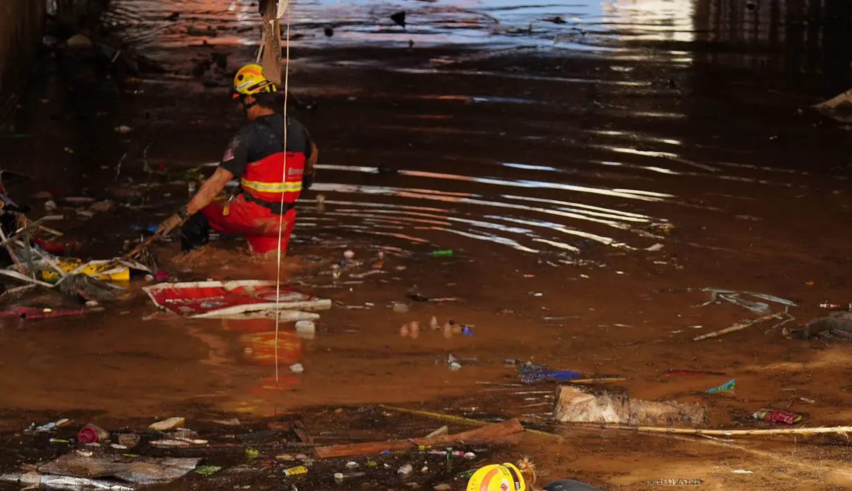 <p>Otoritas setempat memperkirakan jumlah korban akan bertambah lantaran puluhan orang masih hilang. (Manaure QUINTERO/AFP)</p>