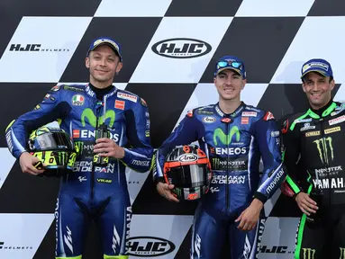 Pebalap Movistar Yamaha, Maverick Vinales, bersama rekan setimnya Valentino Rossi dan pebalap Monster Yamaha, Johann Zarco, meraih pole position usai kualifikasi MotoGP Prancis di Sirkuit Le Mans, Sarthe, Sabtu (20/5/2017). (AFP/Jean-Francois Monier)