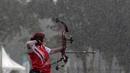 Pepanah Indonesia, Sri Ranti yang turun pada nomor Compound fokus ke arah target saat melawan China Taipei pada Test Event Asian Games 2018 di Lapangan Panahan, Jakarta (15/2/2018). Indonesia menang 220-211. (Bola.com/Nick Hanoatubun)