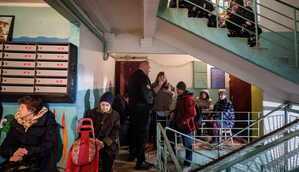 Serangan dilakukan ke berbagai wilayah dan kota-kota besar di Ukraina. Tampak dalam foto, warga berlindung di dalam rumah yang rusak akibat serangan Rusia di daerah pemukiman, Kyiv, Ukraina, pada Kamis 16 April 2026. (AP Photo/Evgeniy Maloletka)