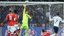 Kiper Swiss, Yann Sommer, menghalau bola tendangan pemain Prancis pada laga terakhir Grup A Piala Eropa 2016 di Stade Pierre Mauroy, Lille, Senin (20/6/2016) dini hari WIB. (AFP/Francois Lo Presti)