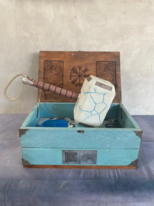 eCollabo8 menghadirkan Mjolnir 'Mighty Thor' dari sampah plastik di Pantai Bali. (Foto: Disney Indonesia)
