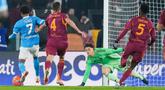Pemain Napoli, David Neres, mencetak gol ke gawang AS Roma pada laga Liga Italia di Stadio Olimpico, Senin (1/12/2025) dini hari WIB. (AP Photo/Gregorio Borgia)