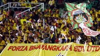 Suporter Bhayangkara Surabaya United yang tergabung dalam Bhara Mania siap beraksi mendukung tim kesayangan di Stadion Gelora Delta Sidoarjo. (Bola.com/Fahrizal Arnas)