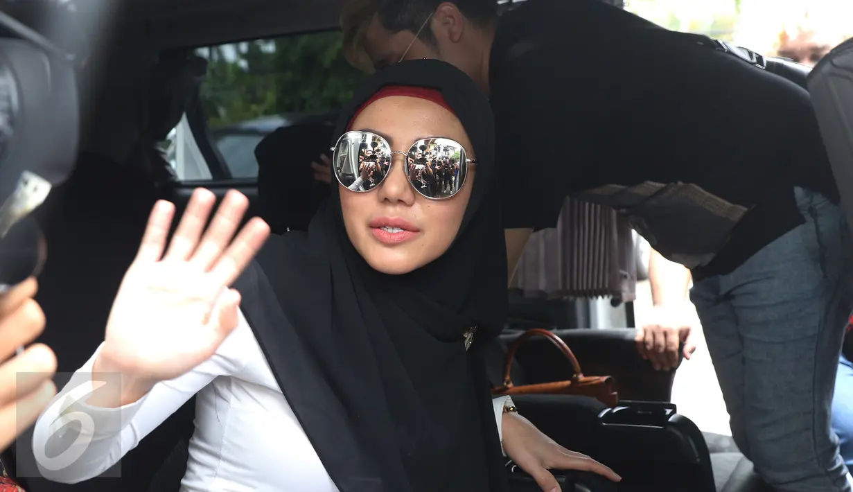 Aktris Bella Shofie saat meninggalkan Pengadilan Agama Jakarta Selatan, Rabu (23/03/2016). Majelis hakim pun menunda persidangan hingga 20 April 2016. (Liputan6.com/Herman Zakharia)