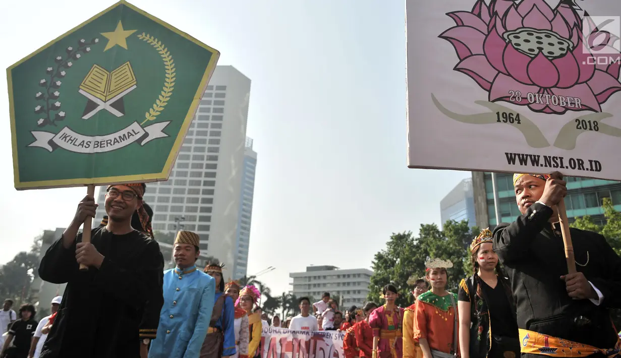 Sejumlah umat lintas agama melakukan gerak jalan menyambut Pemilu 2019 di kawasan Car Free Day, Jakarta, Minggu (21/10). Acara ini melibatkan 6.000 umat Buddha Niciren Syosyu Indonesia (NSI) dan 2.000 umat beragama lainnya. (Merdeka.com/ Iqbal S. Nugroho)