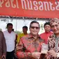 Sekretaris Jenderal Senapati Nusantara, Hasto Kristiyanto memperkenalkan buku saku yang diberi judul Bahan Ajar Keris. (Liputan6.com/Putu Merta Surya Putra)