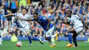 Striker Everton, Rumelu Lukaku (tengah) berebut bola dengan pemain Chelsea  dalam lanjutan Liga Premier Inggris di Stadion Goodison Park. Sabtu (12/9/2015). (EPA/Peter Powell)