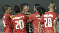 Kapten Arema, Alfarizi, bersitegang dengan pemain Persija pada laga lanjutan liga 1 Indonesia di Stadion Patriot, Bekasi, Jumat (02/06/2017). Persija Menang 2-0. (Bola.com/M Iqbal Ichsan)