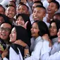 Menpora Imam Nahrawi (tengah) berswafoto bersama peserta Diklat Paskibraka Nasional 2018 di Wisma Soegondo Cibubur, Jakarta, Kamis (26/7). Diklat diikuti 68 siswa terbaik dari 34 provinsi di Indonesia. (Liputan6.com/Helmi Fithriansyah)