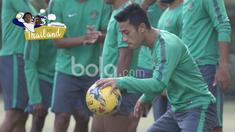 Aksi Beny Wahyudi memainkan bola layaknya bermain basket pada sesi latihan di Hotel Grand Fourwings, (17/12/2016). (Bola.com/Vitalis Yogi Trisna)
