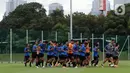 Pemain Timnas Indonesia U-22 berlari kecil usai mengikuti latihan perdana di Lapangan D, Kompleks Gelora Bung Karno, Senayan, Jakarta, Rabu (10/2/2021). Latihan perdana Timnas U-22 diikuti 31 pemain yang dipersiapkan untuk ajang SEA Games 2021 di Vietnam. (Liputan6.com/Helmi Fithriansyah)