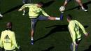 Gelandang Real Madrid, Cristiano Ronaldo mengontrol bola saat sesi latihan jelang "El Clasico" melawan Barcelona di Valdebebas, Madrid, Spanyol  (1/4). Real Madrid akan bertandang ke stadion Camp Nou kandang Barcelona. (REUTERS/Sergio Perez)