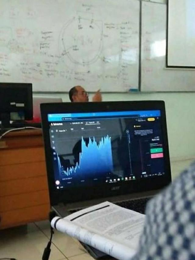 7 Potret Kocak Orang Numpang Belajar di Mana Aja