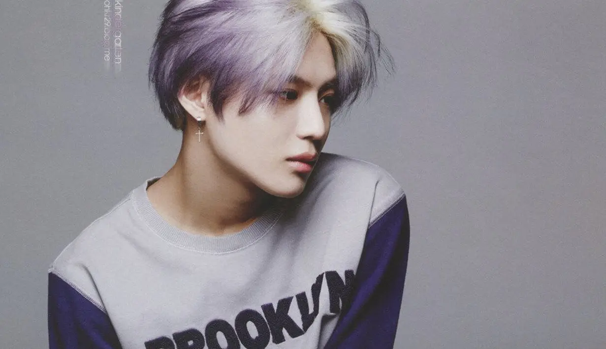 Ia mengatakan saat bangun tidur, face detection di iPhone X tidak berfungsi sehingga membuatnya harus berjuang memencet tombol lock. (foto: genius.com)