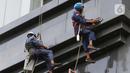 Aktivitas pekerja ketinggian di salah satu bagian gedung Pengadilan Negeri Jakarta Pusat, Rabu (18/11/2020). Berdasarkan data BP Jamsostek, angka klaim kecelakaan kerja semester I 2020 meningkat 128% dari periode yang sama 2019, dari 85.109 kasus menjadi 108.573. (Liputan6.com/Helmi Fithriansyah)