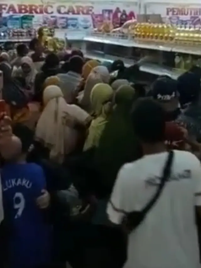 Warga di Salah Satu Super Market di Jember Berebut Minyak Goreng. (Istimewa)