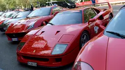 Deretan aneka tipe dari mobil asal Italia, Ferrari dipamerkan saat perayaan ulang tahun Ferrari ke-70 di Corso Sempione di Milan, Italia (8/9). Dalam acara ini sekitar 500 mobil Ferrari dari berbagai tipe pamerkan. (AFP Photo/Miguel Medina)