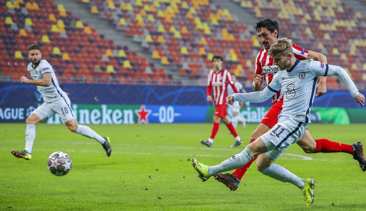 Striker Chelsea, Timo Werner, melepaskan tendangan saat melawan Atletico Madrid pada laga Liga Champions di Arena Nationala, Rumania, Rabu (24/02/2021). Chelsea menang dengan skor 1-0. (AP/Vadim Ghirda)