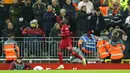 Pemain Liverpool Sadio Mane melakukan selebrasi usai mencetak gol ke gawang Arsenal pada pertandingan sepak bola Liga Inggris di Stadion Anfield, Liverpool, Inggris, 20 November 2021. Liverpool menang 4-0. (AP Photo/Jon Super)