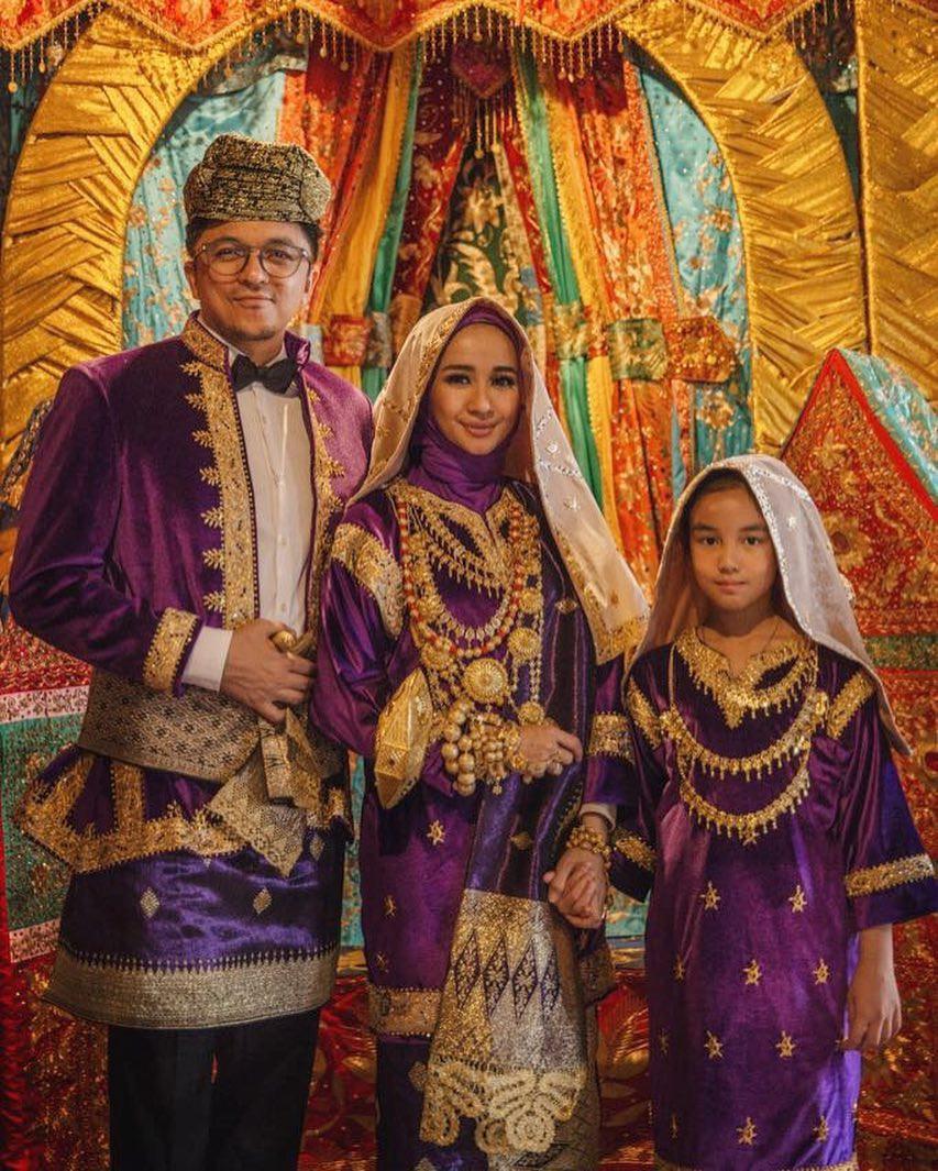 Laudya Cynthia Bella, Engku Emran serta anak perempuannya. (Instagram/melly_goeslaw)