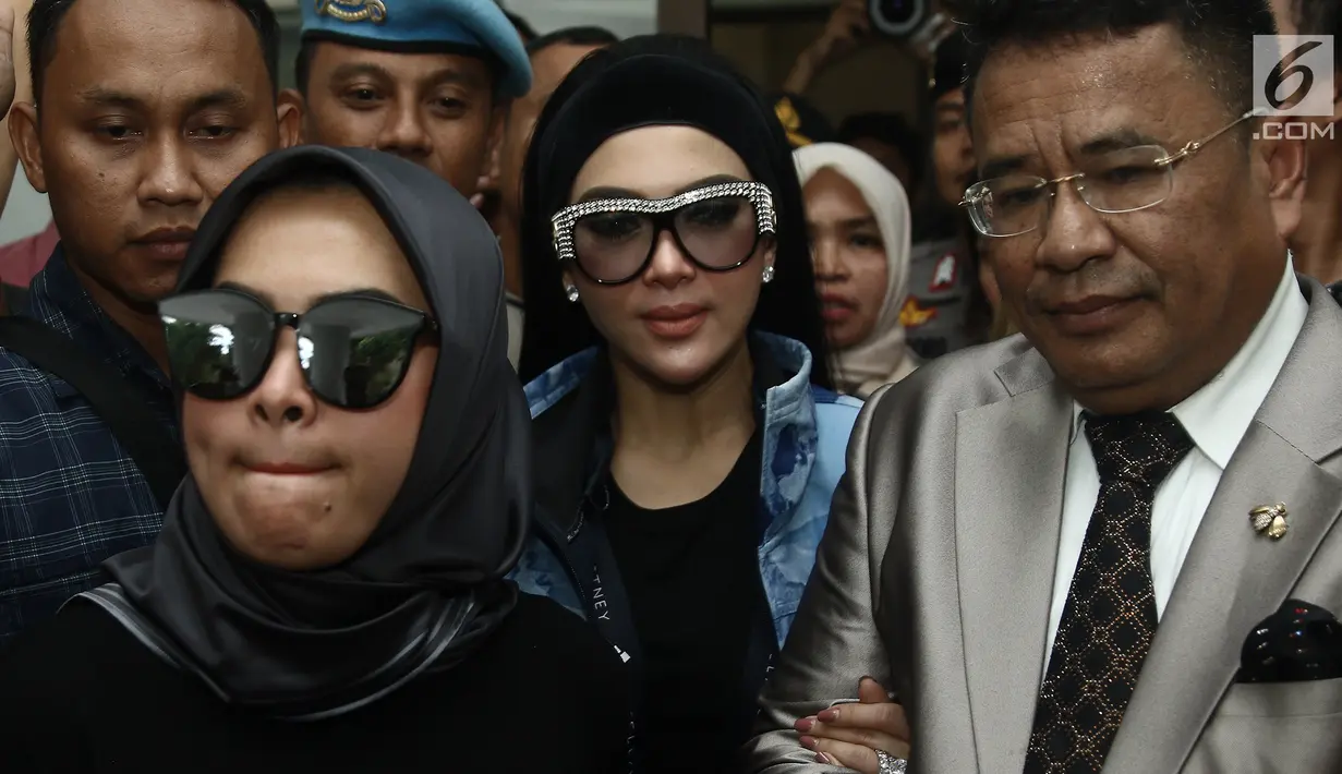 Syahrini didampingi pengacara kondang Hotman Paris Hutapea tibanya di Pengadilan Negeri Depok untuk menjadi saksi sidang kasus First Travel, Senin (2/4). Sebelumnya, Syahrini sudah dua kali mangkir datang sebagai saksi. (Liputan6.com/Herman Zakharia)