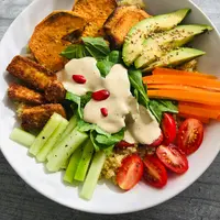 Quinoa veggie bowl dengan lemon dressing kaya dengan bahan-bahan yang menyehatkan tubuh. (Foto/dok: Pexels/Mirela Missmg Gi)