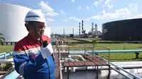 Manager Production RU II Pertamina Sei Pakning Nirwansyah meninjau area kilang RU II Sei Pakning, Bengkalis, Riau Selasa (17/10). Kilang tersebut memiliki luas mencapai 280 hektare. (Liputan6.com/Yulia)
