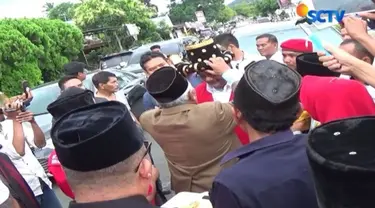 Tiba di Kota Salak, Padang Sidempuan, Djarot Saiful Hidayat langsung mengenakan penutup kepala khas Mandailing sambil menari Tor Tor bersama pendukungnya.