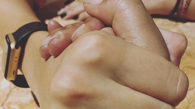Foto Sule menggenggam tangan seseorang (Instagram/ @ferdinand_sule)