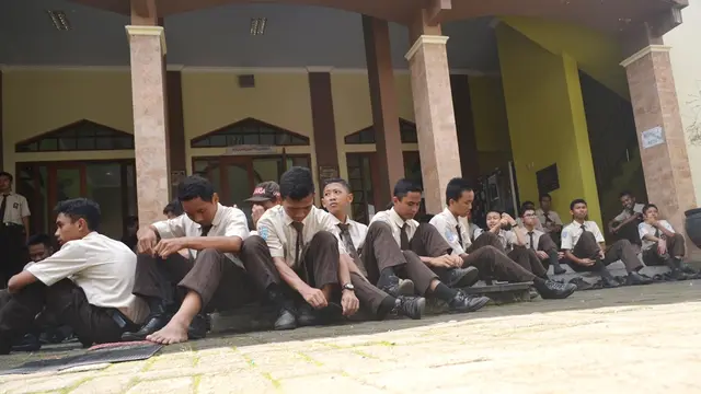 Ilustrasi - Sejumlah siswa di SMA Negeri 1 Kebumen, salah satu sekolah favorit, usai beribadah Salat Dzuhur. (Foto: Liputan6.com/Muhamad Ridlo)