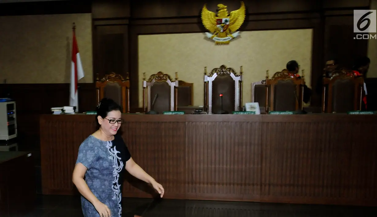 Terdakwa kasus pemberian keterangan palsu di sidang e-KTP, Miryam S Haryani saat menjalani sidang putusan di Pengadilan Tipikor Jakarta, Senin (13/11). Miryam divonis lima tahun penjara dan denda Rp 200 juta. (Liputan6.com/Helmi Fithriansyah)